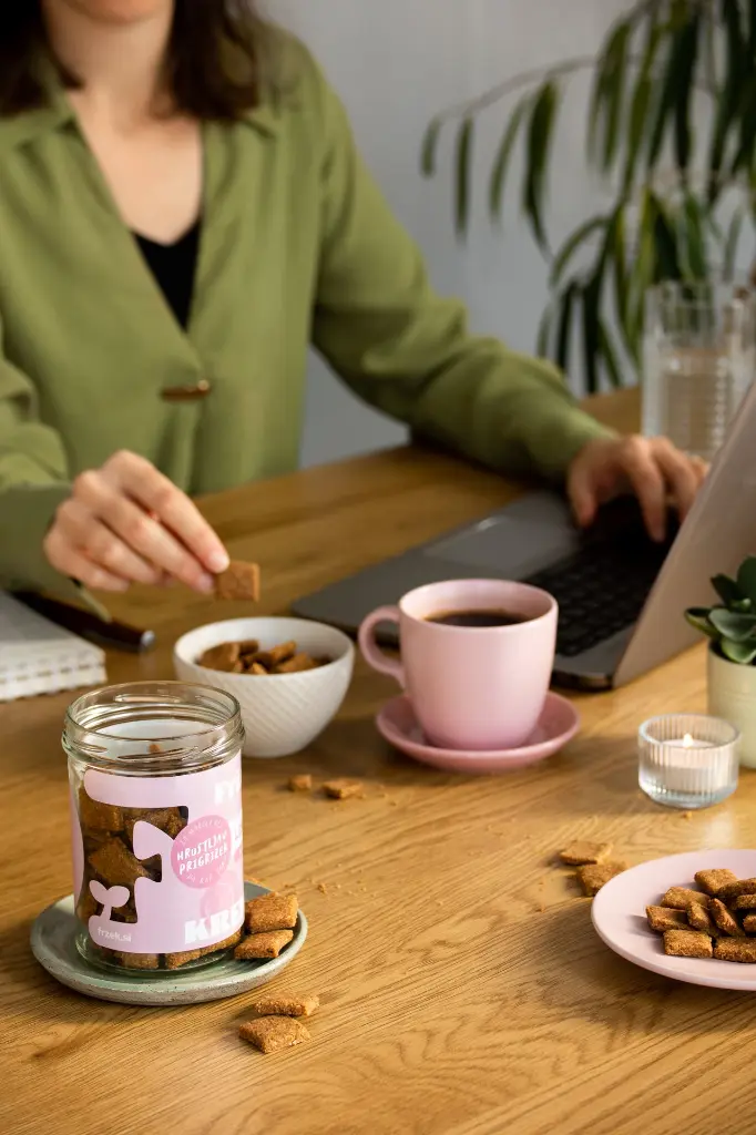 63 - keksi v pisarni.webp